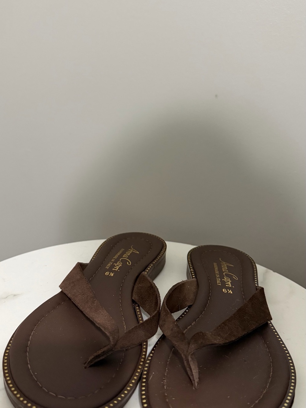 Anne Klein Brown Suede Thong Sandals – Classic Casual Comfort
